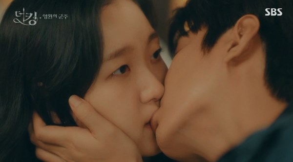 Quân vương bất diệt tập 5: Được Lee Min Ho hôn môi nhưng sao đôi mắt Kim Go Eun lại mở trừng trừng vô cảm thế kia-4