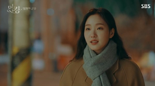 Quân vương bất diệt tập 5: Được Lee Min Ho hôn môi nhưng sao đôi mắt Kim Go Eun lại mở trừng trừng vô cảm thế kia-5
