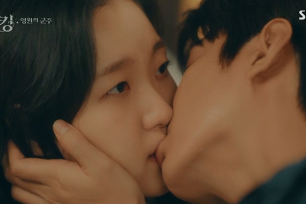 Thành tích bết bát tại quê nhà, Quân Vương Bất Diệt của Lee Min Ho là con ghẻ quốc dân, con cưng quốc tế?-22