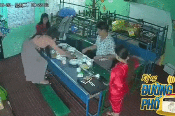 Mải chụp mâm cơm khoe lên mạng xã hội để 