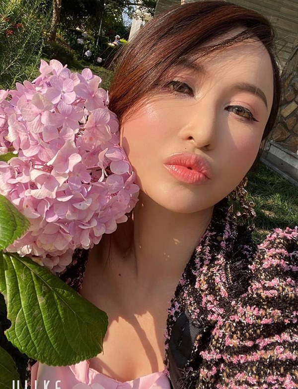 Vợ chồng Minh Nhựa rủ nhau đi chơi rồi khoe ảnh siêu chất nhưng biểu cảm của Mina lại nhận về bình luận như cứa vào tim-3