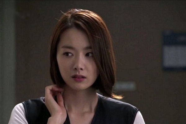 Bị sai đi rửa bát, bạn gái vờ nghe lời rồi ném cả vào thùng rác, câu nói của cô ấy khiến ai nấy tím mặt-1