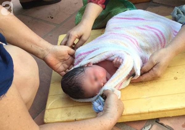 Tây Ninh: Thương tâm bé gái bị bỏ rơi trong bao đựng gạo ở nghĩa địa, kiến cắn sưng đỏ người-2
