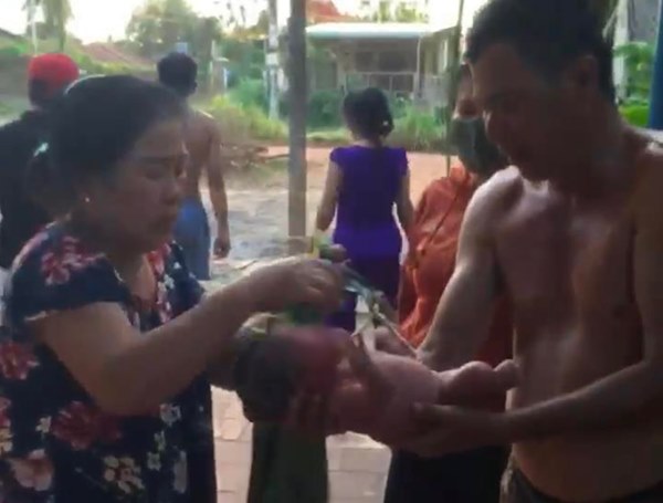 Tây Ninh: Thương tâm bé gái bị bỏ rơi trong bao đựng gạo ở nghĩa địa, kiến cắn sưng đỏ người-3