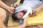 Bình Dương: Một bé sơ sinh còn nguyên dây rốn bị bỏ rơi ngoài bãi cỏ-3