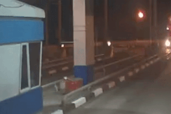 Container vỡ nát sau khi lao vào dải phân cách ở trạm thu phí