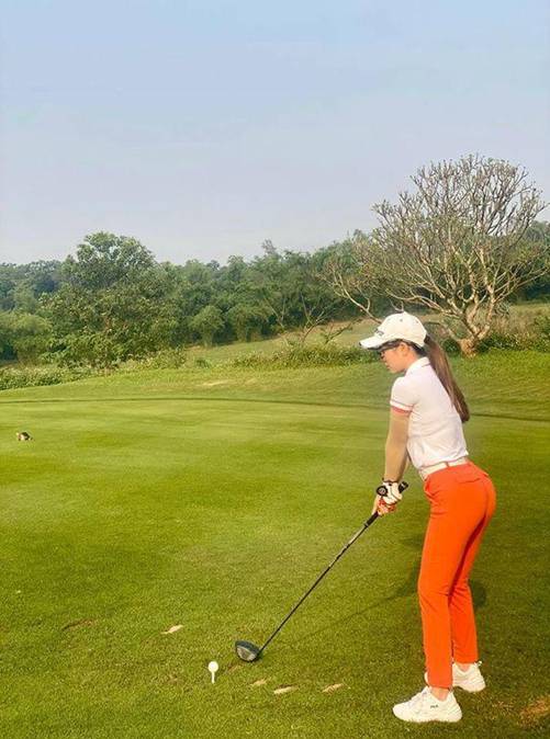 Chỉ diện đồ thể thao ra sân golf, Quỳnh Nga cũng khoe được vòng 3 nảy nở-1