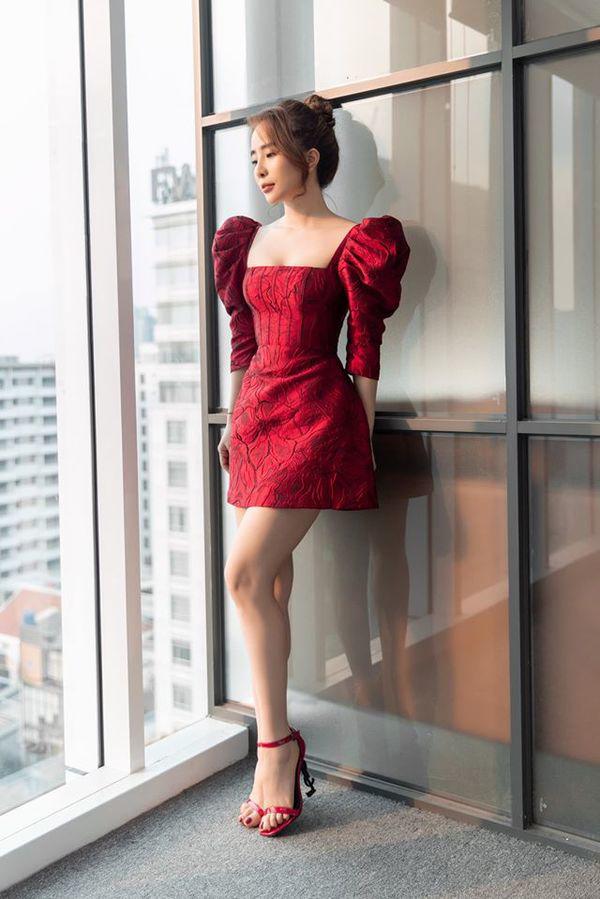 Chỉ diện đồ thể thao ra sân golf, Quỳnh Nga cũng khoe được vòng 3 nảy nở-4