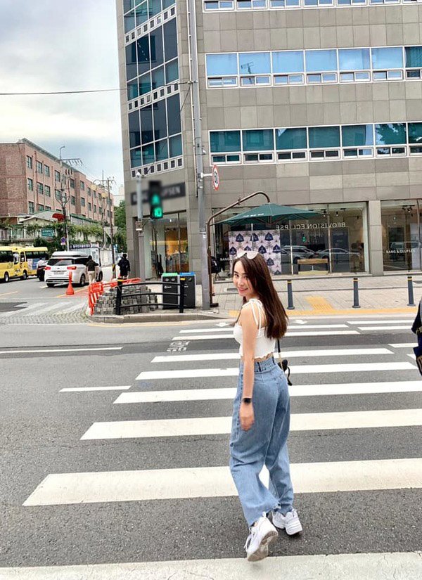 Chỉ diện đồ thể thao ra sân golf, Quỳnh Nga cũng khoe được vòng 3 nảy nở-6