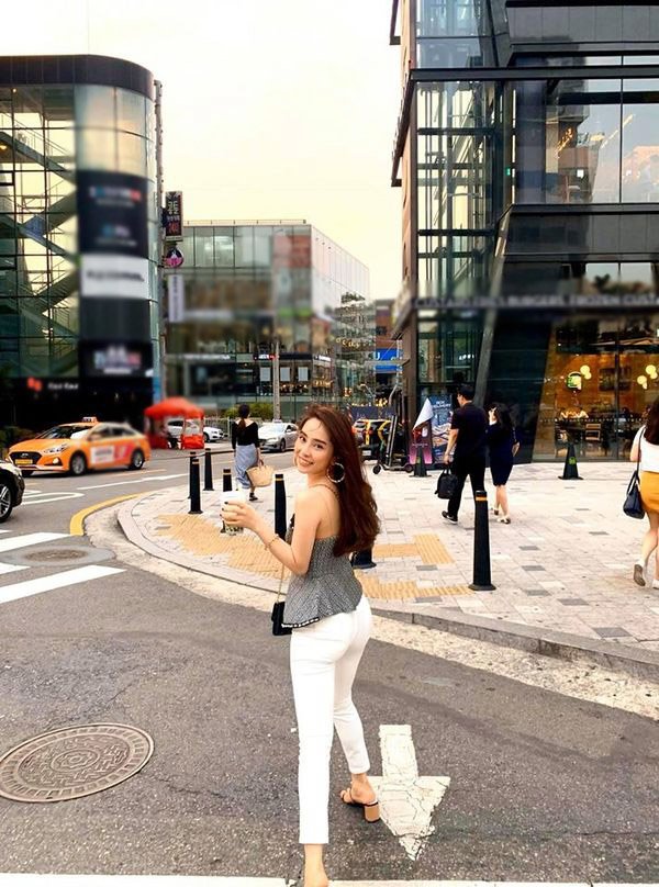 Chỉ diện đồ thể thao ra sân golf, Quỳnh Nga cũng khoe được vòng 3 nảy nở-10