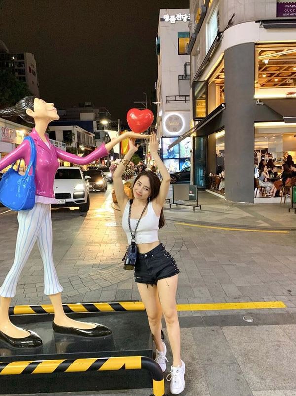 Chỉ diện đồ thể thao ra sân golf, Quỳnh Nga cũng khoe được vòng 3 nảy nở-13