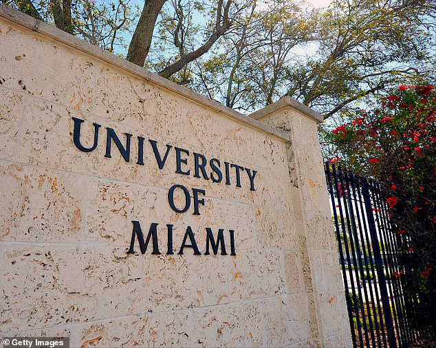 Chia sẻ ảnh chụp màn hình với sinh viên, thầy giáo vô tình để lộ bí mật động trời và phải xin nghỉ việc ngay sau đó-2