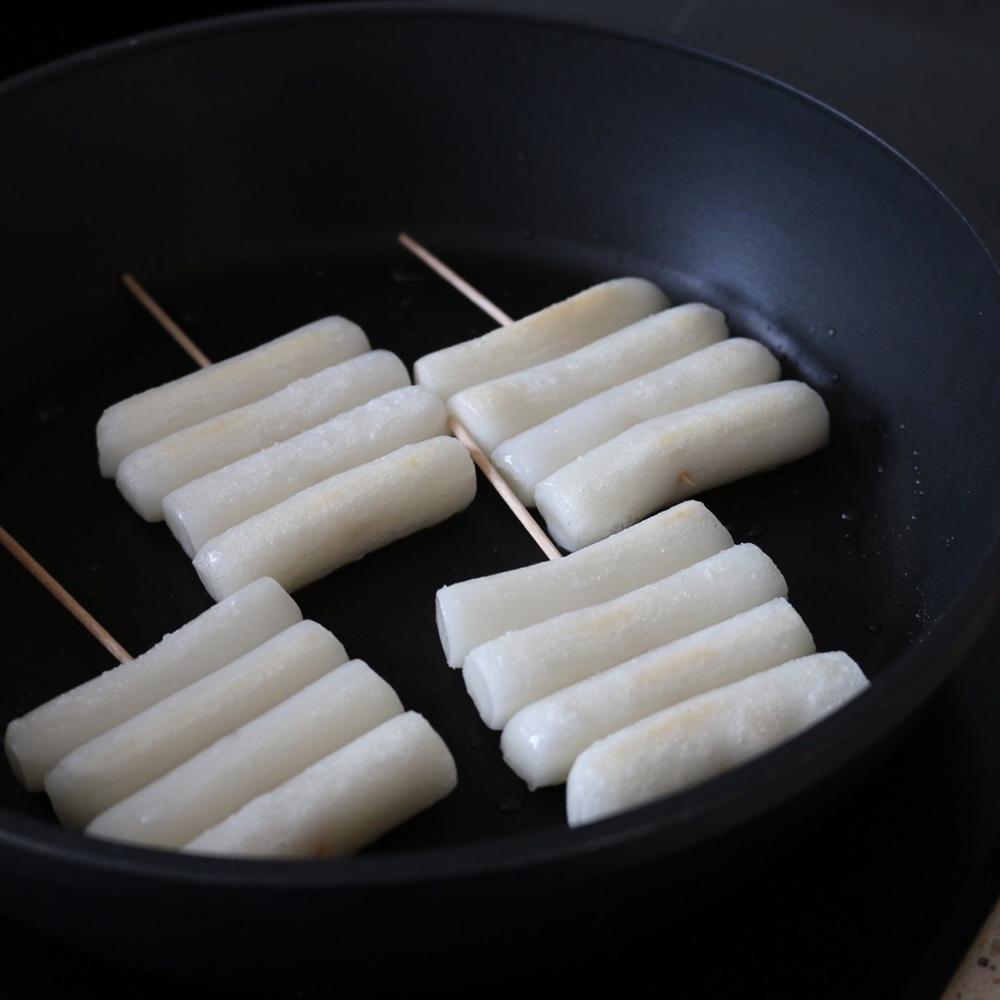 4 bước siêu tốc làm bánh gạo xiên que ăn vặt dịp nghỉ lễ-1