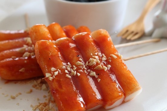 4 bước siêu tốc làm bánh gạo xiên que ăn vặt dịp nghỉ lễ