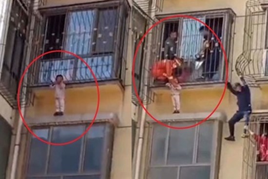 Lính cứu hỏa và cảnh sát cứu trẻ bị treo lơ lửng ở tầng 3