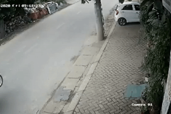 Người phụ nữ lái xe máy chạy giữa đường suýt đâm vào ôtô-1