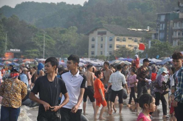 Nguy cơ vỡ trận phòng dịch COVID-19 ở biển Sầm Sơn và Cửa Lò-2