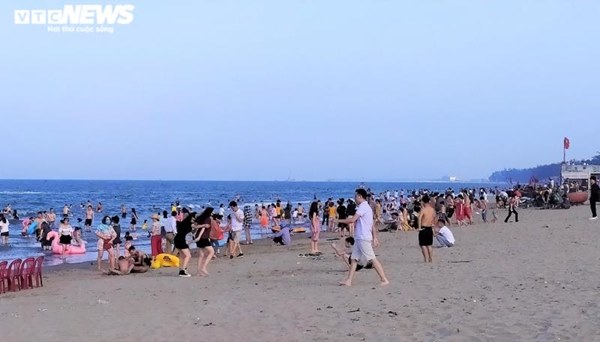 Nguy cơ vỡ trận phòng dịch COVID-19 ở biển Sầm Sơn và Cửa Lò-3