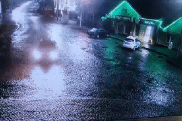 Tài xế mất kiểm soát khiến ôtô đâm mạnh vào vòng xuyến