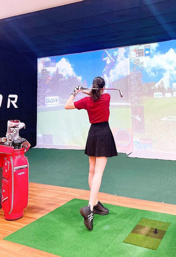 Đọ dáng bên Hoa hậu Ngọc Hân, BTV Mai Ngọc trông cũng chẳng kém cạnh phần nào-5