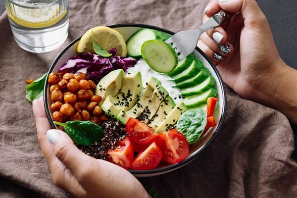 Đọ dáng bên Hoa hậu Ngọc Hân, BTV Mai Ngọc trông cũng chẳng kém cạnh phần nào-7