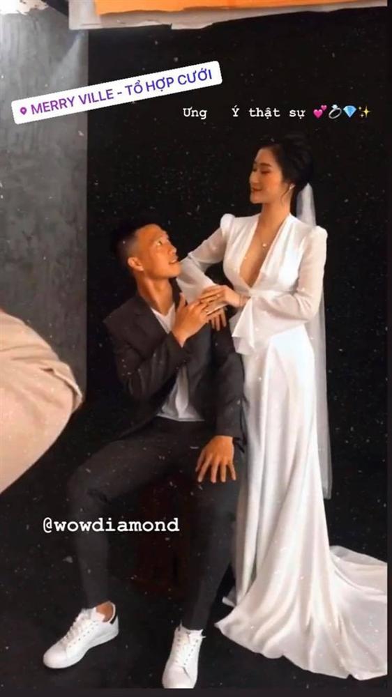 Bạn gái Huy Hùng (tuyển Việt Nam) bất ngờ tung video hậu trường chụp ảnh cưới: Cô dâu chú rể đẹp đôi, dân tình chúc mừng tới tấp-1