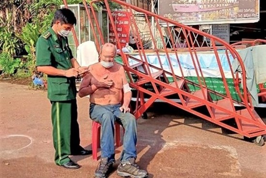 Nhảy sông Sài Gòn tìm hộ chiếu, giảng viên người Mỹ bị nước cuốn trôi