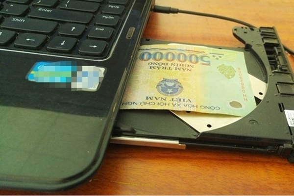 Chuyện hi hữu: Phát hiện 8 triệu đồng trong chiếc áo cũ bà con đem từ thiện, dân mạng liền xôn xao quỹ đen của anh chồng nào vậy?-5