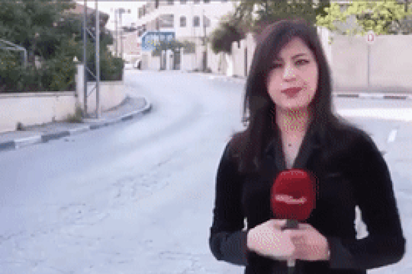 Lạ lùng tài xế vừa lái xe đâm người, vừa rút điện thoại quay clip-1