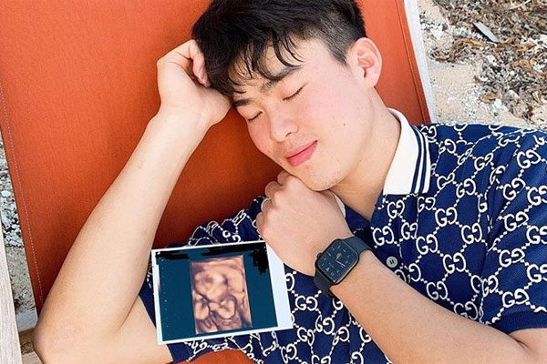 Duy Mạnh tự lái ca nô cho vợ dạo biển, Văn Đức hí hửng mua đồ cho tiểu công chúa”: Đặc điểm chung của các ông bố tương lai đây mà!-9