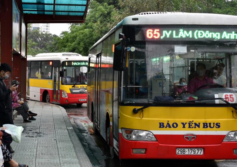 Xe buýt Hà Nội hoạt động trở lại từ 4/5, khách phải ngồi giãn cách-1