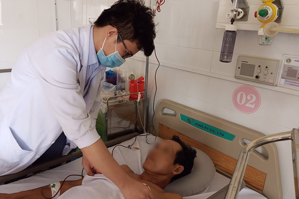 Trẻ 17 tháng tuổi bị cứa đứt rời đốt ngón tay do nghịch dao từ sự bất cẩn của cha mẹ-2