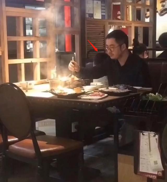 Chủ tịch Taobao bị chụp lén khi rầu rĩ đi ăn lẩu sau bê bối ngoại tình với hotgirl huyền thoại, dân mạng cảm thán: Cái giá phải trả cho sự phản bội!-1