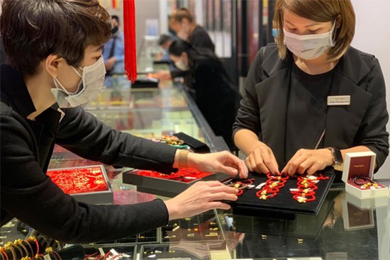 Giá vàng hôm nay 3/5: Giá đứng cao, giao dịch giảm