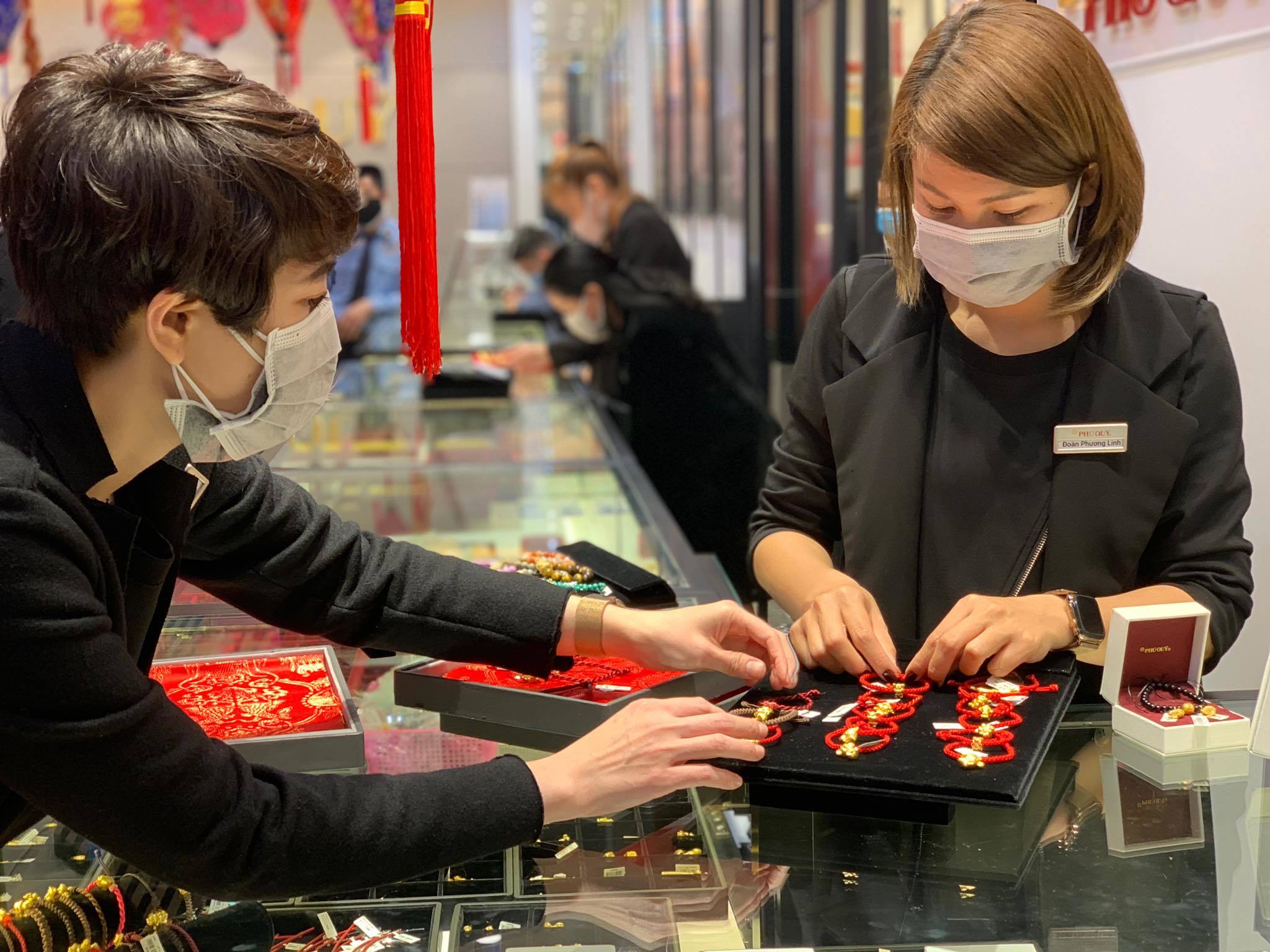 Giá vàng hôm nay 3/5: Giá đứng cao, giao dịch giảm-2