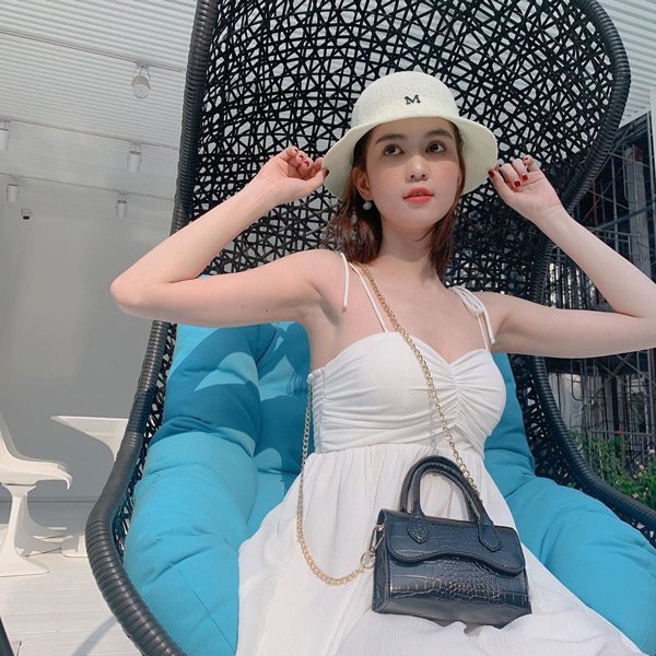 Tăng cân cộng với đầm xoè là combo khiến Ngọc Trinh trông như đang có em bé-1