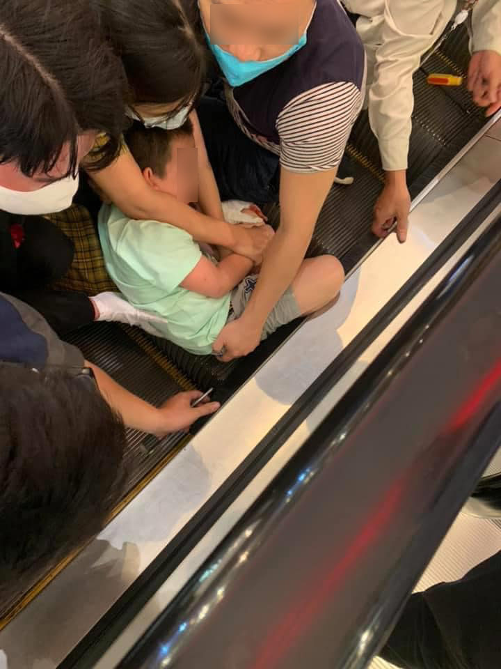 Xôn xao hình ảnh bé trai bị kẹt chân vào thang cuốn ở trung tâm thương mại và những điều bố mẹ cần lưu ý khi đưa con đi chơi-1