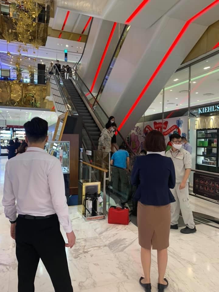 Xôn xao hình ảnh bé trai bị kẹt chân vào thang cuốn ở trung tâm thương mại và những điều bố mẹ cần lưu ý khi đưa con đi chơi-2