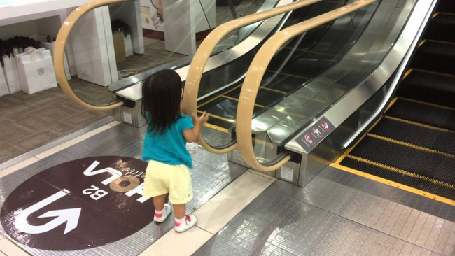 Xôn xao hình ảnh bé trai bị kẹt chân vào thang cuốn ở trung tâm thương mại và những điều bố mẹ cần lưu ý khi đưa con đi chơi-3