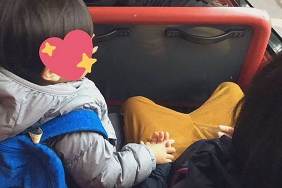 Đi xe bus cùng mẹ và chị gái, cậu nhóc 3 tuổi bất ngờ làm một hành động khiến mọi người xuýt xoa: 