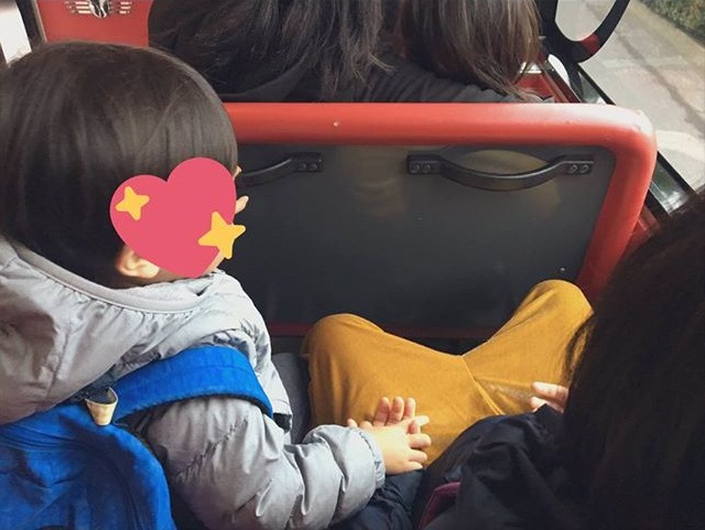 Đi xe bus cùng mẹ và chị gái, cậu nhóc 3 tuổi bất ngờ làm một hành động khiến mọi người xuýt xoa: Bé mà ngoan!-1