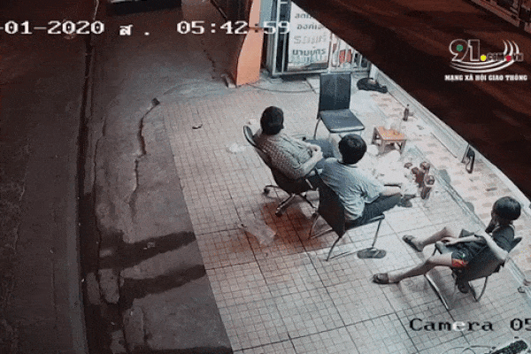 Clip: Nữ tài xế lao xe lên vỉa hè, húc văng 3 người đàn ông đang ngồi uống nước