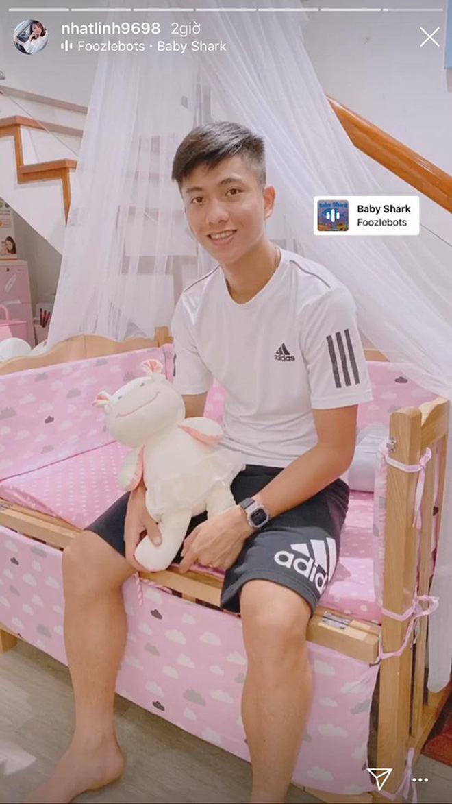 Duy Mạnh tự lái ca nô cho vợ dạo biển, Văn Đức hí hửng mua đồ cho tiểu công chúa”: Đặc điểm chung của các ông bố tương lai đây mà!-7