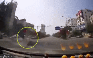 Clip: Chở bạn gái vượt đèn đỏ, thanh niên bị ô tô húc văng lên nắp capo-1