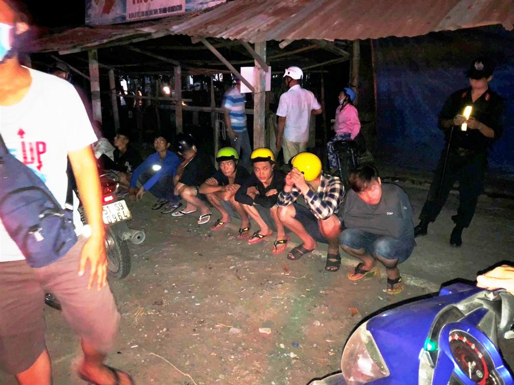 CLIP: Thiếu tá CSGT gãy chân, xuất huyết não vì bị quái xế cố tình tông thẳng-2