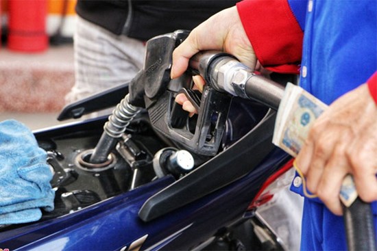 Vì sao giá xăng giảm, giá tô hủ tiếu không đổi?