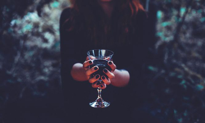 Câu chuyện về những ma cà rồng đời thực: Chứng bệnh kỳ lạ khiến thèm khát uống máu, không có là chóng mặt, đau bụng-2