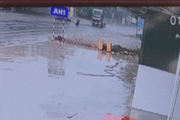 Container tông vào xe bán tải rồi lao lên dải phân cách-1