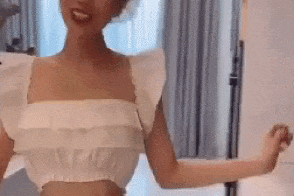 Ngọc Trinh khoe dáng mỏng tang, tự nấu ăn trong bếp cực đảm: Luyện nữ công gia chánh để lên xe hoa chăng?