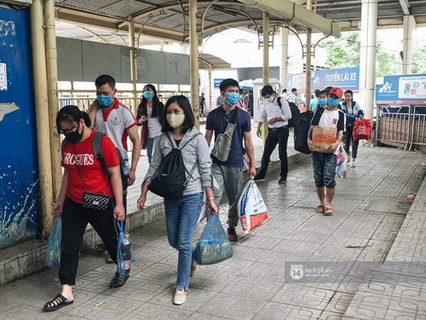 Chùm ảnh sinh viên quay trở lại thành phố học tập, tay xách nách mang hành lý và đồ ăn ngon nhất được cha mẹ gửi gắm-1